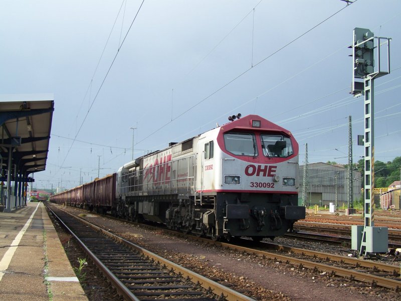 Der Red Tiger von der Ost-Hannoverschen-Eisenbahn-AG OHE im Bahnhof Aalen mit einem Holzzug, dieser fuhr spter ber die Brenzbahn.
Aufgenommen am 25.05.07