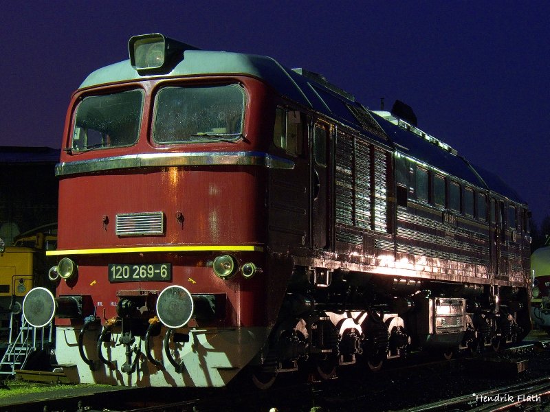 Der Regen erm�glichte die Spiegelung der Lichter auf 120 269-6 in Bw Chemnitz Hilbersdorf. Datum: 22.08.2008