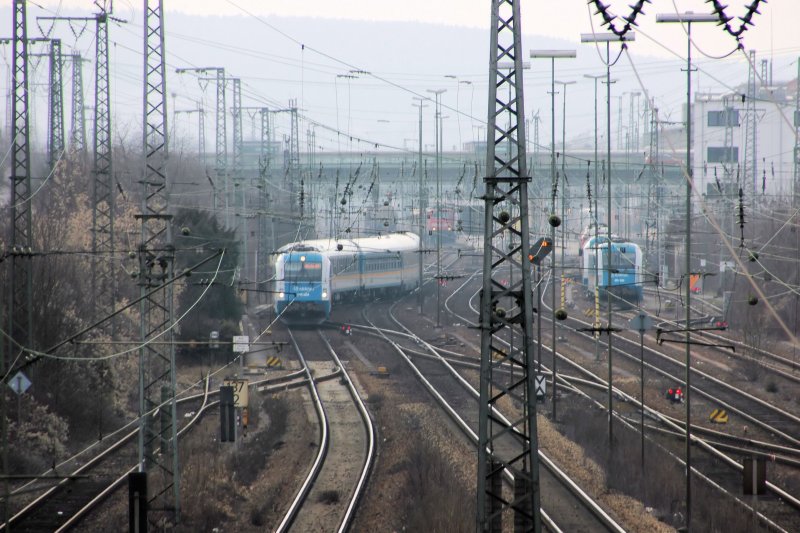 Der Regensburger Hbf am 14.03.09, links im Bild 183 004 mit Alx 37983 nach M�nchen