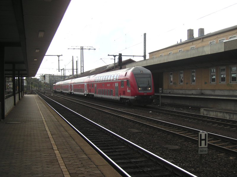 Der Reginalexpress von Frankfurt fhrt in den Bahnhof Fulda ein, am 26.9.07