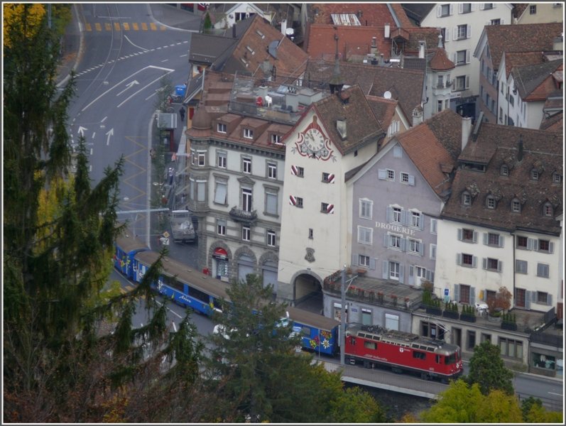 Der Regio 1428 mit Ge 4/4 II 623  Bonaduz  aus Arosa kurvt ums Obertor in der Churer Altstadt. (16.10.2008)