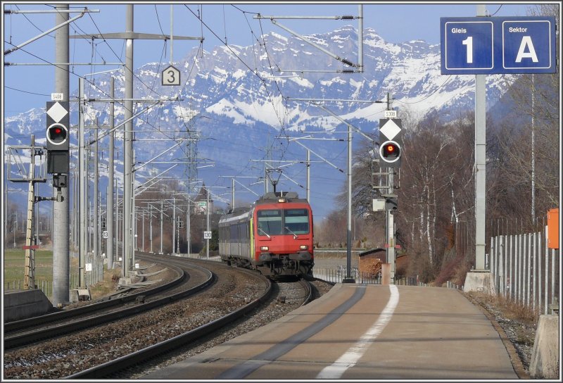 Der Regio 7835 nach Chur mit RBDe 560 fhrt in Maienfeld ein. Im Hintergrund sieht man die Churfirsten ber dem Walensee. (26.12.2007)