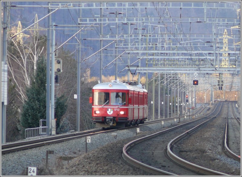 Der Regio nach Rhzns nhert sich der neuen RhB Haltestelle Chur Wiesental. (08.12.2007)