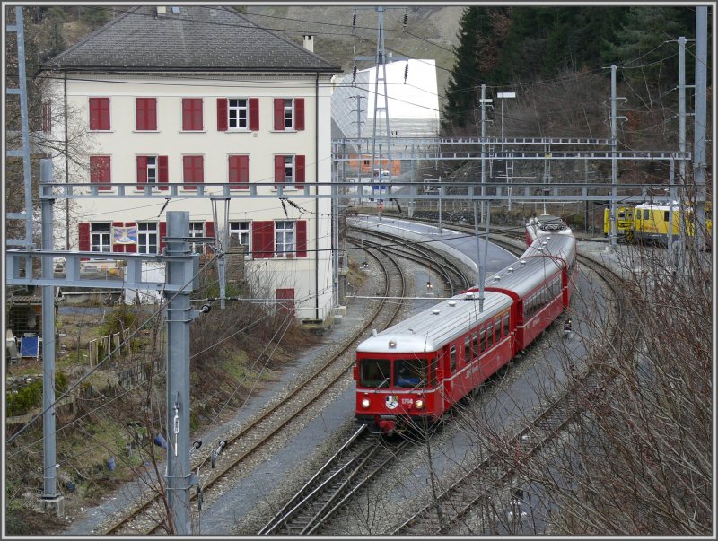 Der Regio nach Thusis mit Steuerwagen 1714 verlsst Reichenau-Tamins und fhrt am Beamtenhaus vorbei, dem einzigen Wohnhaus auf dieser Seite des Rheins. (10.12.2007)