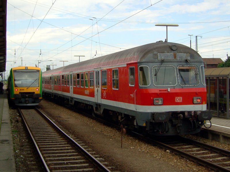 Der Regio Shuttle der Regental Bahn auf Gleis 5 nach Bayerisch Eisenstein und die RB nach Regensburg auf Gleis 6 am 08.08.2008 in Plattling.  