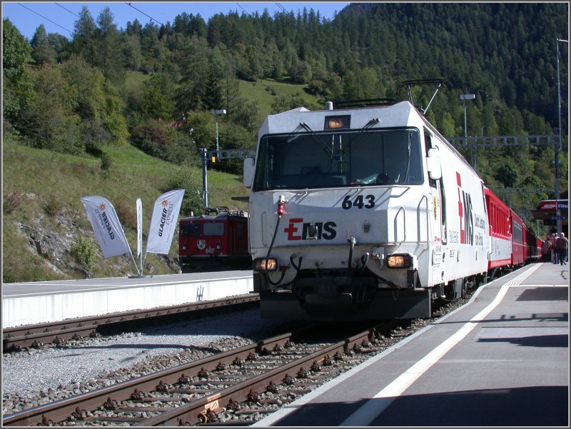 Der Regioexpress aus St.Moritz wird gezogen von der Ge 4/4 III 643  Vals . Hinter der Lok luft ein Wagen der Matterhorn Gotthard Bahn und links wartet der Davoser Pendel mit Ge 4/4 I 607. (13.09.2007)