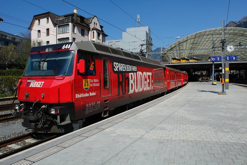 Der RegioExpress mit seiner Lok Ge 4/4 III 646 verlsst pnktlich auf Gleis 10 den Bahnhof Chur mit Ziel St. Moritz im Engadin.12.4.2007 