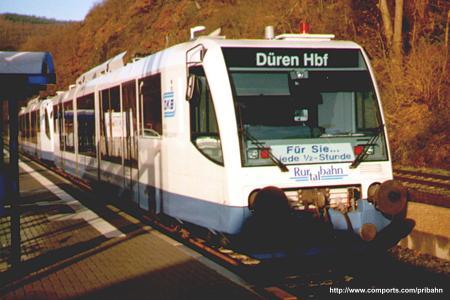 Der Regional Verbrennungstriebwagen (RVT) der Drener Kreisbahn (DKB) im BAhnhof Heimbach mit Fahrtziel Dren HBF. Der Triebwagen wurde von Der Firma DUEWAG herhgestellt.
