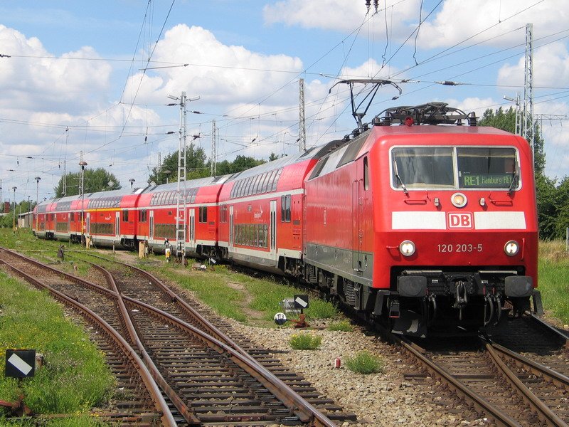 Der Regionalexpress 1 nach Hamburg wird in Schwerin bereit gestellt. 22.07.2008  