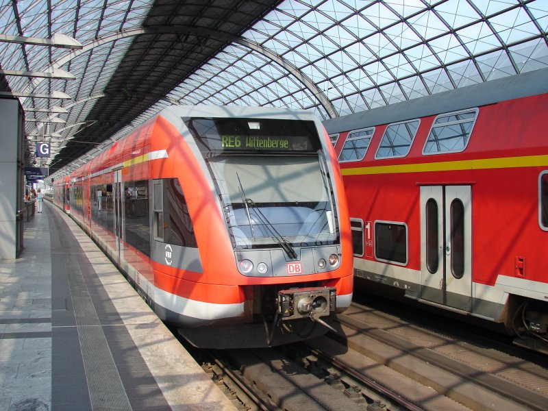 Der RegionalExpress 38608 als  Prignitzexpress  RE6 nach Wittenberge ber Hennigsdorf bei Berlin, Velten (Mark), Wittstock Dosse steht am 08.08.07 im Bahnhof Berlin Spandau zur Abfahrt bereit.