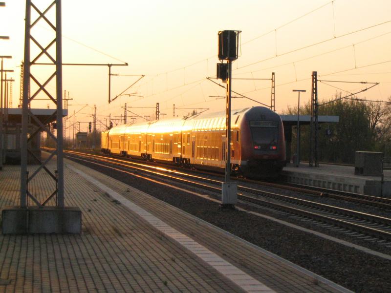Der Regionalexpress der Linie 2 mit der Zuglok 114 039-1 in Nauen auf Gleis 5, kurz vor der Abfahrt (22.04.2005).