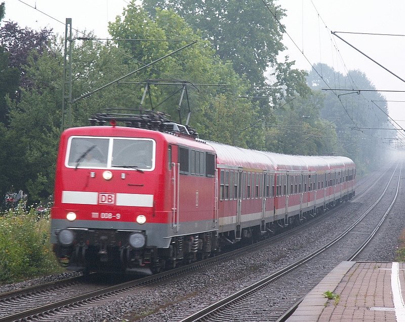 Der Regionalexpress nach Aachen hat gerade die Steilstrecke in Erkrath bei strmendem Regen passiert und fhrt weiter in Richtung Dsseldorf. Das Foto stammt vom 07.08.2007