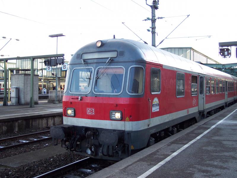 Der Regionalexpress nach T�bingen steht am 23.02.2004 abfahrtbereit im Stuttgarter Hauptbahnhof