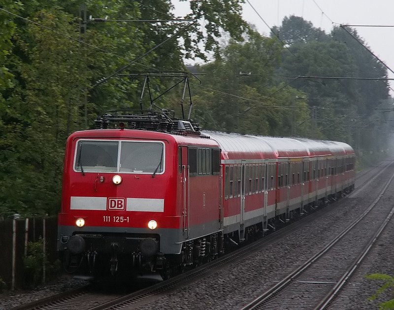 Der Regionalexpress nach Venlo rauscht im strmendem Regen am Haltepunkt  Erkrath  vorbei. Das Foto stammt vom 21.08.2007