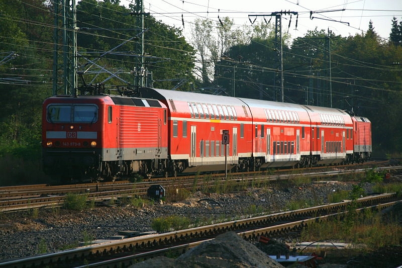 Der Regionalexpress RE2 nach Koblenz HBF, mit 2 BR143 als Sandwich. Aufgenommen am 25.09.2009 in Frankfurt Stadion auf Bahnsteig 1.
