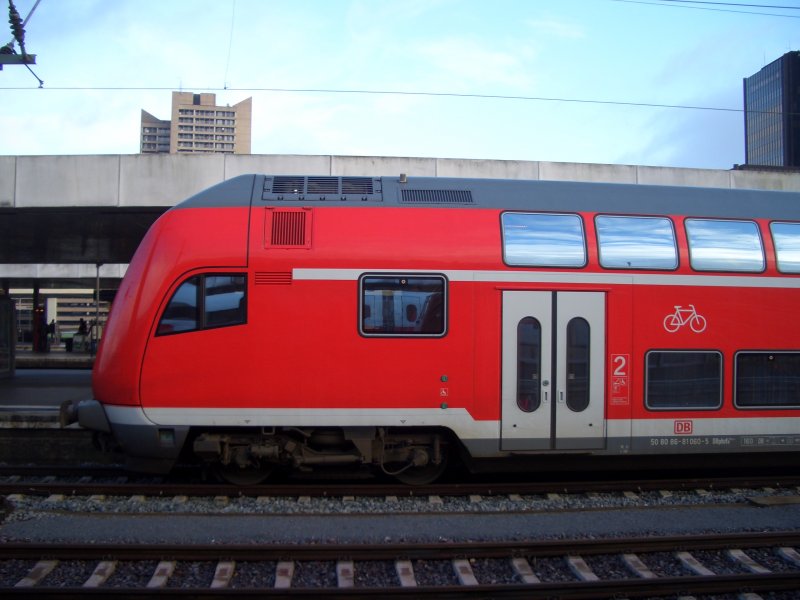 Der Regionalexpress von Rheine wird in Krze weiter nach Braunschweig Hbf fahren. (Hannover Hbf, 02.01.07)