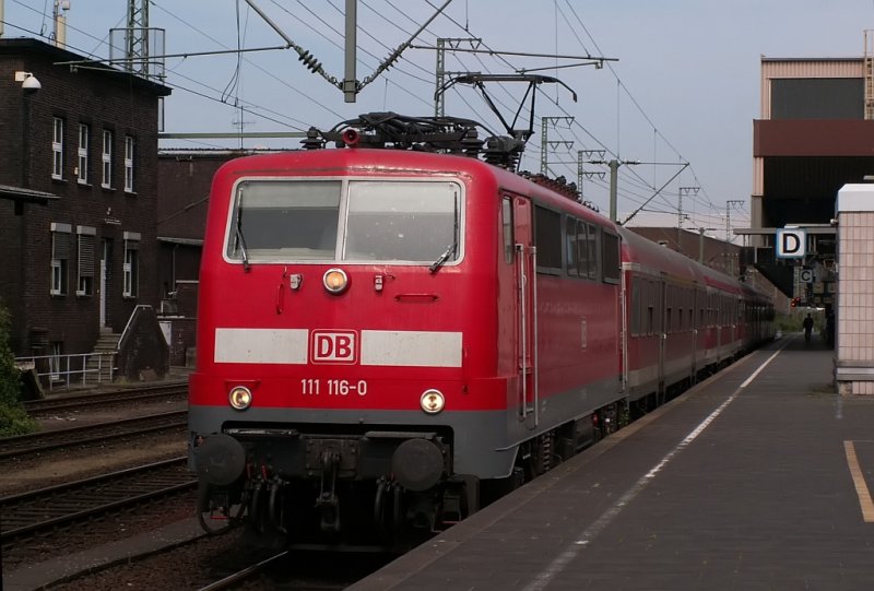 Der Regionalexpress in Richtung Aachen verlsst den Dsseldorfer Hauptbahnhof. Das Foto stammt vom 21.04.2007