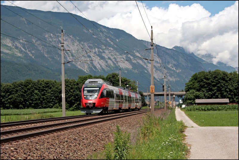 Der Regionalverkehr ist inzwischen fest in der Hand der Innsbrucker TalENTE, hier ist ein 4024er als R 5117 nach Telfs-Pfaffenhofen unterwegs.
