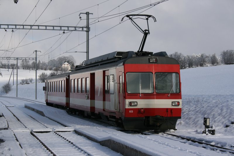 Der Regionalzug 237, geschoben vom BDe 4/4 613, verlsst am 10.12.2006 die Station La Cibourg zwischen La Chaux-de-Fonds und Le Noirmont. 