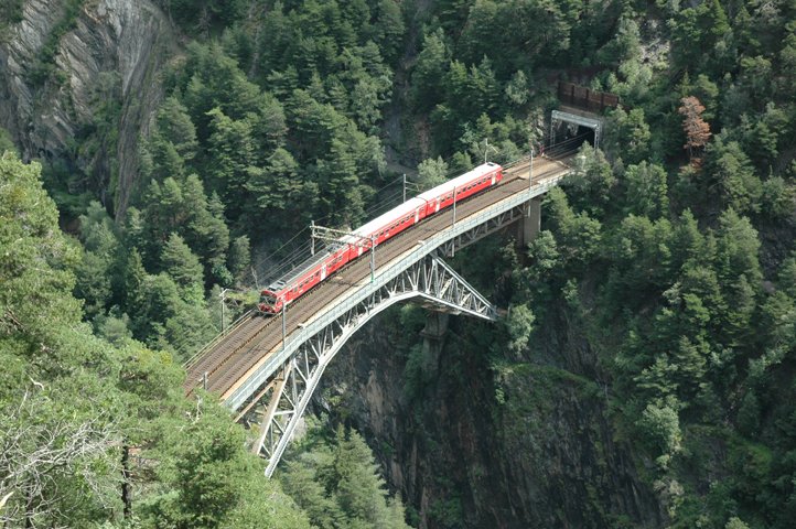 Der Regionalzug 5765 ist am 24.7.07 aus dem RABDe 566 242,dem B 517 und dem ABt 942 gebildet und pendelt zwischen Brig und Goppenstein hin und her. Abgebildet auf dem Bietschtalviadukt.