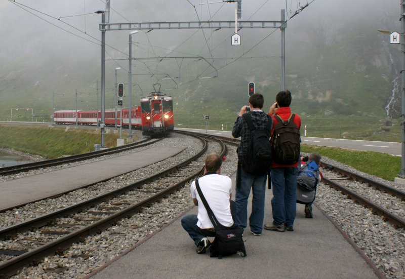 Der Regionalzug 854 zieht die Aufmerksamkeit der Fotografen auf sich.
(22.08.2009)