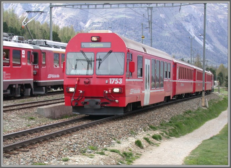 Der Regionalzug aus Samedan mit Steuerwagen 1703 trifft in Pontresina ein. Die Zugzielanzeige ist bereits fr die Rckfahrt umgestellt auf Sagliains. Dieser Halt ist eine reine Umsteigestation am Ende des Vereinatunnels und besitzt nur einen Mittelperron ohne Zugang von aussen. (08.05.2007)