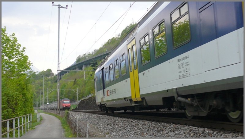 Der Regionalzug fhrt hier planmssig rechts und wird bald von IC578 berholt. Zwischen Unterterzen und Murg am Walensee. (22.04.2009)