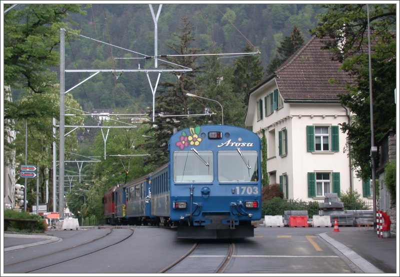 Der Regionalzug mit Steuerwagen 1703 verlsst den Bahnhof Chur und berquert soeben den Guggelikreisel. (06.05.2007)