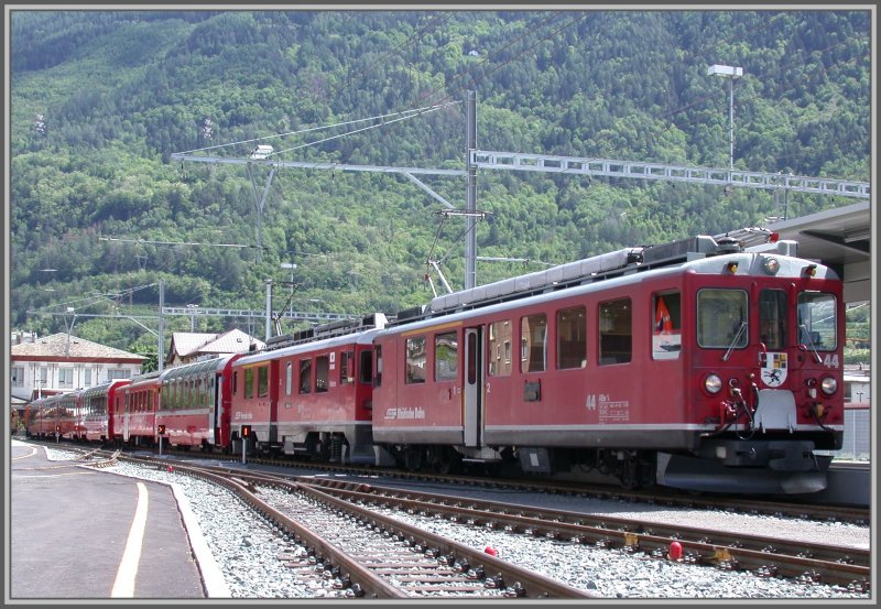 Der Regionalzug nach St.Moritz mit den direkten Kurswagen nach Chur (Bernina Express Winter) wird in Tirano zusammengestellt. (08.05.2007)