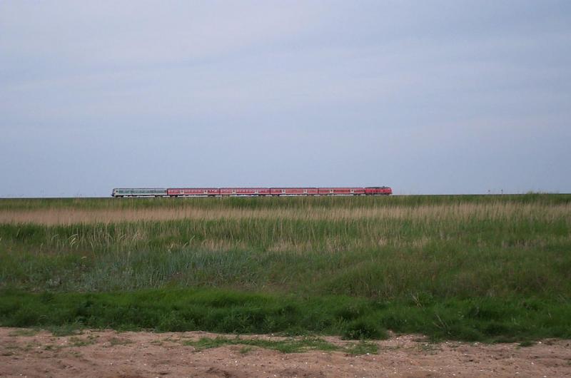 der Regionalzug nach Westerland befhrt den Hindenburgdamm Juni 2002