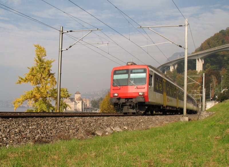 Der Regionalzug S3 12335 beim Chteau de Chillon.
(28.Oktober 2007)