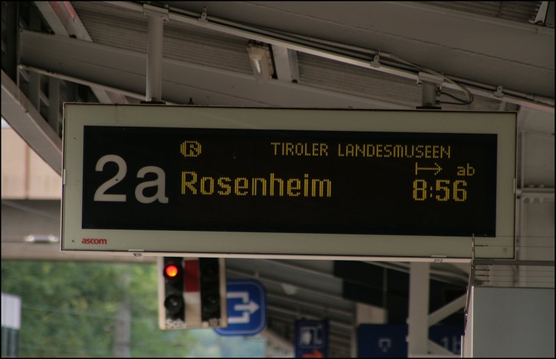 Der Regionalzug  TIROLER LANDESMUSEUM  wird auf Gleis zwei angezeigt.