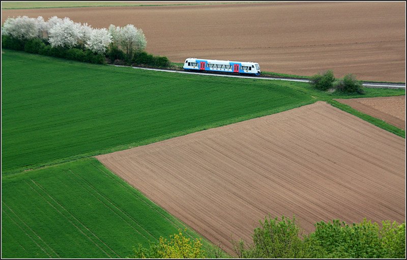 Der Regionshuttle der WEG inmitten von Feldern zwischen Korntal und Münchingen. 

16.04.2009 (M)