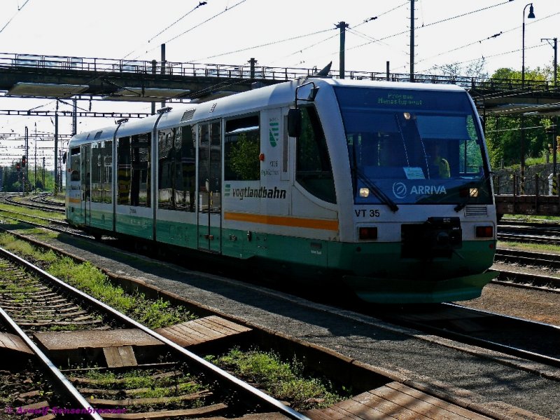Der RegioSprinter VT35 der Arriva-Vogtlandbahn ist hier in Tschechien von Sokolov (Falkenau) kommend auf der Egertalstrecke fr die tschechische Privatbahn Viamont in Karlovy Vary unterwegs.
In der Frontscheibe ist ein Schild der Viamont zu sehen.

10.05.2008 Karlovy Vary 
