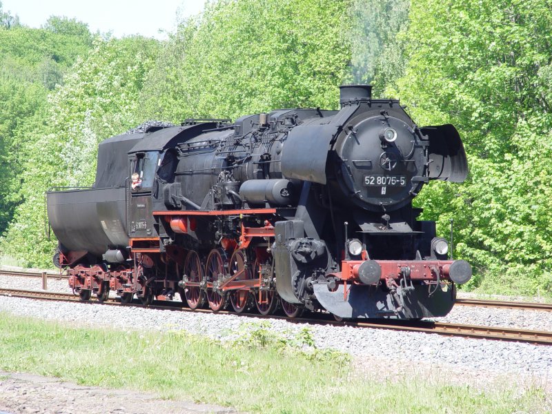 Der Regler der 52 8075 wurde bereits von der jngeren Generation bernommen. Hier in Schwarzenberg am 19.05.07.