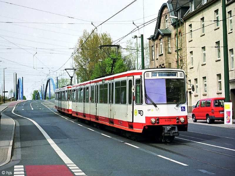 Der reine Mlheimer Zug 5013 + 5014 auf der Altenessener Strae in Essen-Altenessen (20. April 2003). Im Hintergrund die Zweigert-Brcke.