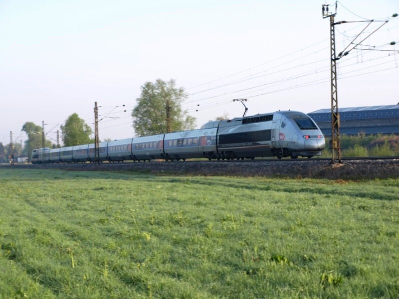 Der Rekordzug TGV POS 4402 als regulre Garnitur auf dem Weg von Mnchen nach Paris bei Offingen, 22.04.2009