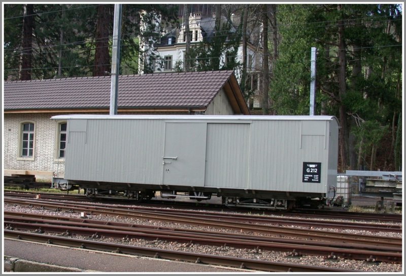 Der renovierte vierachsige G212 steht in Waldenburg. (05.12.2006)