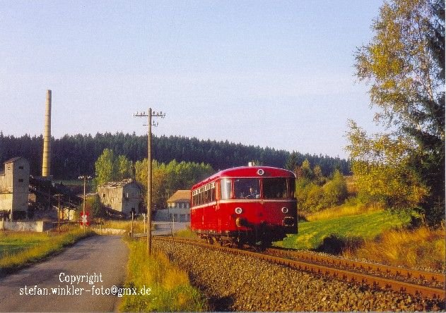 Der restaurierte 796 680 fhrt als N 8969 hinter Selbitz an einem alten Steinbruch vorbei Richtung Hof. Heute gibt es noch die Strecke aber keinen 796, kein Steinbruchgebude mehr. Dafr eine schne Leitplanke....Aufnahme vom 18.10.1986. Ggf. Abdruckerlaubnis bei mir...