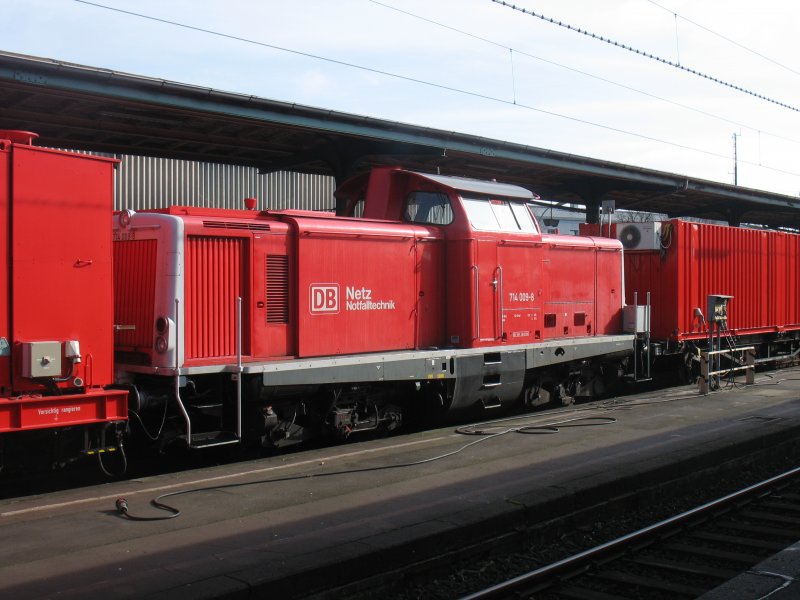 Der Rettungszug der DB Notfalltechnik wartet in Kassel auf einen Einsatz. Hinten schiebt die 714-009-8, vorne zieht die 714-014-8 die insgesamt fnf Transport-, Sanitts- und Lschmittelwagen (18.03.2009).