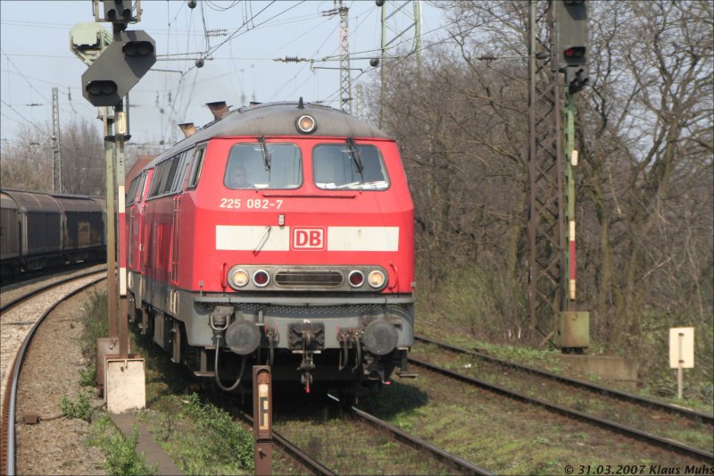 Der Revier-Sprinter der HEG begegnet am 31.03.2007 in Oberhausen 225 082-7.