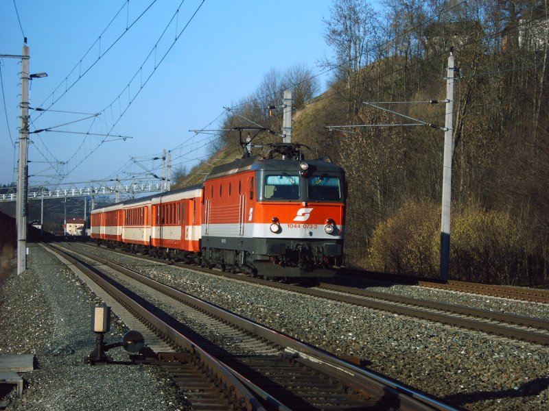 Der Rex 3909 besteht seit dem Fahrplanwechsel wieder aus Schlierenwagen und wurde am 15.01.2007 von der 1044 073 von Linz nach Selzthal gezogen. Fotographiert habe ich den Zug bei der Durchfahrt in Wartberg/Kr.