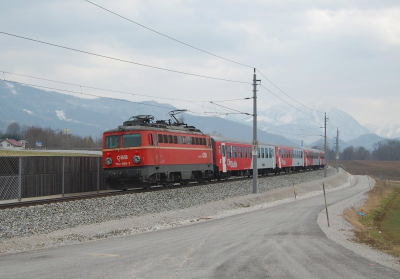 Der Rex 3915 wurde am 23.03.2009 von der 1142 566
von Linz nach Spital am Phyrn geschoben.
Auf dem Bild befindet sich der Zug kurz vor Kirchdorf/Kr.