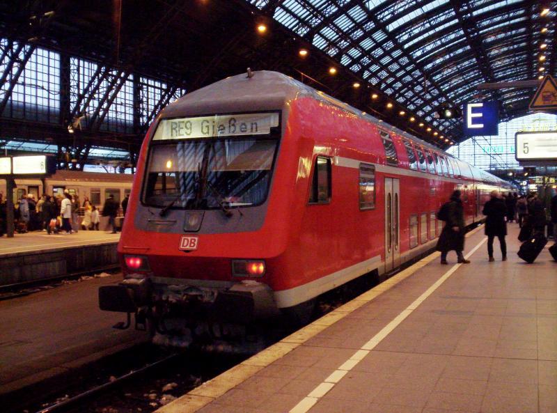 Der Rhein-Sieg-Express sthet zur abfahrt bereit in Kln Hbf.