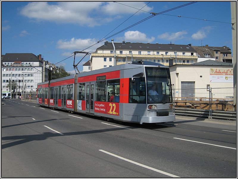 Der Rheinbahn-Tw 2105 ist am 18.04.2009 auf der Linie 707 unterwegs und fhrt auf der Elisabethstrae in Richtung der nchsten Haltestelle beim S-Bahn-Haltepunkt Dsseldorf-Bilk. 