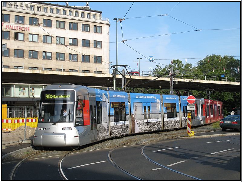Der Rheinbahn-Tw 3302, eingesetzt auf der Linie 703, fhrt am 19.05.2009 vo Jan-Wellem-Platz kommend in die Schadowstrae ein. Die uere Form dieser neuen Zge, die in einigen Jahren auf der im Bau befindlichen U-Bahn-Strecke  Wehrhahnlinie  eingesetzt werden sollen, wird gelegentlich kritisiert, mir persnlich gefallen sie jedoch ganz gut, auerdem haben sie schon einen Desinger-Preis gewonnen...