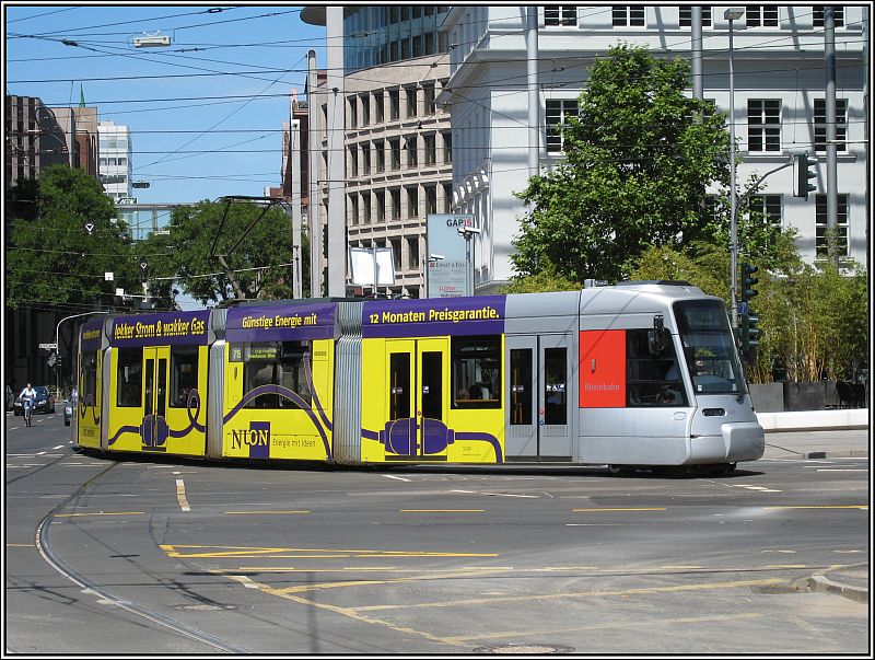 Der Rheinbahn-Tw 3309 fhrt am 13.06.2009 von der Kasernenstrae kommend in die Haltestelle am Graf-Adolf-Platz.