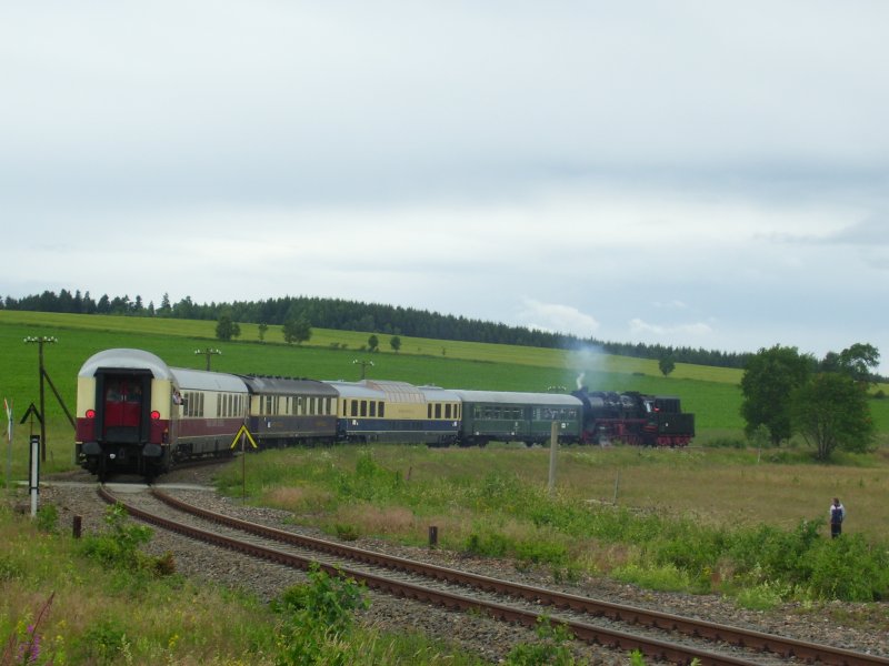 Der Rheingold mit 50 3648 auf der R�ckfahrt richtung Schwazenberg bei der Ausfahrt aus dem Bahnhof Scheibenberg. Rechts ist das Planum der ehemaligen Strecke nch Zw�nitz zu erkennen.