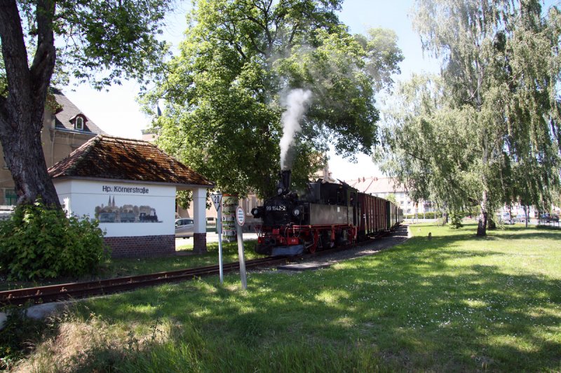 Der in Richtung Mgeln fahrende Zug mit 99 1542-2 im Oschatzer Hp. Krnerstrae, 13.06.2009.