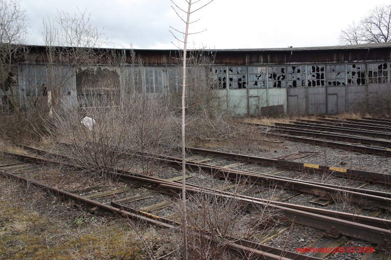 Der Ringlokschuppen in Mz-Bischofsheim ist einer
der letzten erhaltenen seiner Art im Rhein Main Gebiet
und steht weitestgehend leer. Die Drehscheibe hat einen Durchmesser von 20 m und ist betriebsfhig. Ein Eisenbahnverein war an der Nutzung des Gebudes interessiert, doch leider scheiterte die Einigung mit der Stadtverwaltung aus Kostengrnden. Sehr Schade, denn der Lokschuppen ist von der Substanz relativ gut erhalten. Das Dach muss komplett saniert werden.